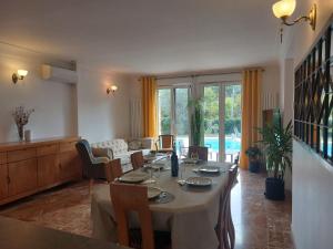 Un comedor con una mesa y una sala de estar. en Holiday Home Les Pierres Fleuries by Interhome, en Trans-en-Provence 20 fotos más