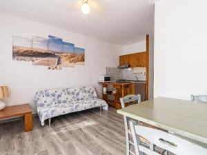 ein Wohnzimmer mit Sofa und Tisch in der Unterkunft Holiday Home Villa 12 by Interhome in SantʼAmanza + 24 Fotos