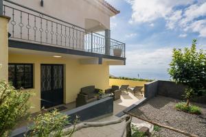 ein Haus mit Balkon mit Blick auf das Meer in der Unterkunft Relax Garden House Tranquility & Comfort in Florenças
