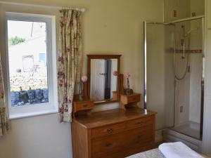 ChelmortonにあるGouldayのバスルーム(木製ドレッサー、鏡付)