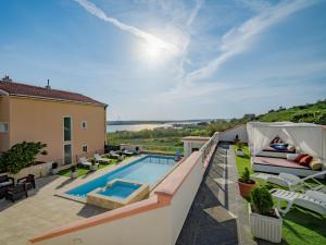 Kolam renang di atau dekat dengan Apartment Melandura-9 by Interhome