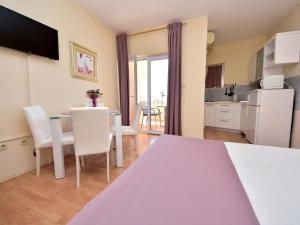 Dapur atau dapur kecil di Apartment Melandura-3 by Interhome