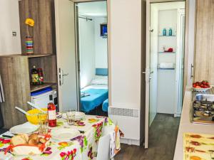 Η κουζίνα ή μικρή κουζίνα στο Holiday Home Duca Amedeo Camping Village by Interhome