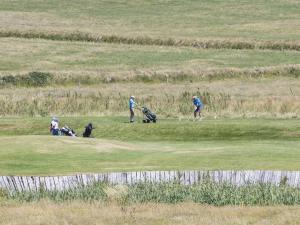 un groupe de personnes jouant au golf sur un terrain dans l'établissement Holiday Home Kilkee HH - GF - - S5 - TR1 Type B - No 907 by Interhome, à Kilkee