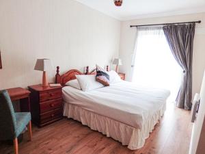 une chambre avec un grand lit et une fenêtre dans l'établissement Holiday Home Kilkee HH - GF - TR1 Type C - No 903 by Interhome, à Kilkee