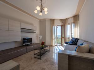 Una sala de estar con un sofá y un televisor. en Apartment Casa Riggi by Interhome, en Agliano Terme