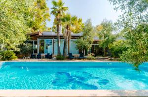 a swimming pool in front of a house at Agriturismo Le Vedute in Bisceglie