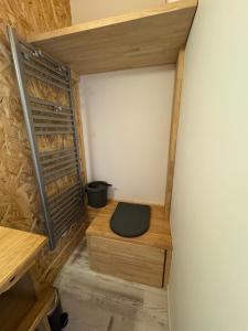 ein kleines Bad mit schwarzem WC in einem Zimmer in der Unterkunft Logement près de la rivière in Athée + 8 Fotos