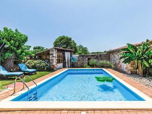 een zwembad in de achtertuin van een huis bij Holiday Home Matohanci by Interhome in Matohanci