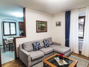 Posezení v ubytování Apartment Campredos by Interhome