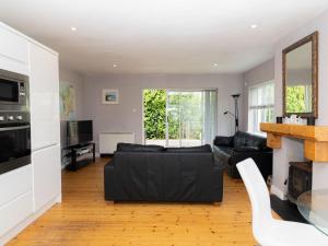 Μια τηλεόραση ή/και κέντρο ψυχαγωγίας στο Holiday Home Brittas Bay Holiday Park No-18 by Interhome