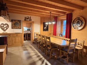 une cuisine et une salle à manger avec une table et des chaises en bois dans l'établissement Grand chalet à Samoëns pour 11 personnes avec Wifi - FR-1-846-7, à Samoëns