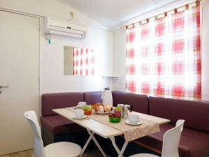 Χώρος καθιστικού στο Holiday Home Happy Camp Mobil Homes in Riccione by Interhome