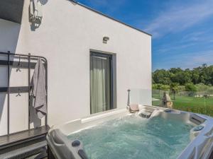 Bazén v ubytování Villa Paolo by Interhome nebo v jeho okolí