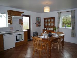 Kuchyň nebo kuchyňský kout v ubytování Holiday Home Ballybunion - TR4 HC No 21 by Interhome