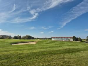 ein Blick auf das Grün eines Golfplatzes in der Unterkunft New Light house golf apartment in Baltschik