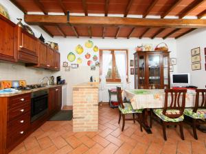 Η κουζίνα ή μικρή κουζίνα στο Apartment Fogolar by Interhome