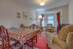 uma sala de estar com mesa e cadeiras e uma sala de estar em Foxgloves -Cosy Retreat in the Heart of Hunstanton, Crabpot Cottages em Hunstanton