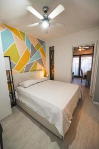 een slaapkamer met een bed en een kleurrijke muur bij Il Nido dei Cigni in Desenzano del Garda