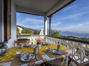 un tavolo su un balcone con vista di Holiday Home La Primavera by Interhome a Trarego