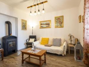 un soggiorno con divano e stufa a legna. di Holiday Home La Primavera by Interhome a Trarego