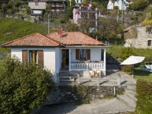 una piccola casa bianca con portico di Holiday Home La Primavera by Interhome a Trarego