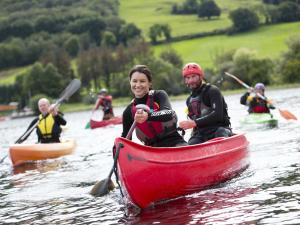 um grupo de pessoas a andar de caiaque num rio em Holiday Home Lakeside HH - FRI - TR1-4Type B No 7 by Interhome em Killaloe