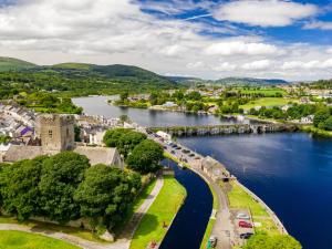 uma vista aérea de uma cidade próxima a um rio em Holiday Home Lakeside HH - FRI - TR1-4Type B No 7 by Interhome em Killaloe