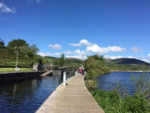 pessoas caminhando em um calçadão de madeira ao lado de um rio em Holiday Home Lakeside HH - FRI - TR1-4Type B No 7 by Interhome em Killaloe mais 17 fotografias