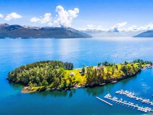 een eiland in het midden van een waterlichaam bij Holiday Home Holmen by Interhome in Bakka