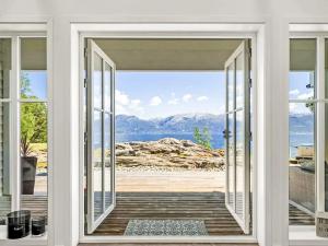 een open deur met uitzicht op de oceaan bij Holiday Home Holmen by Interhome in Bakka +19 foto's