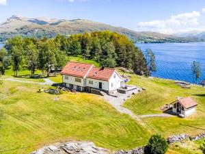 een luchtzicht op een huis aan de oever van een meer bij Holiday Home Holmen by Interhome in Bakka