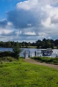 um barco está ancorado num lago em Holiday Home Riverrun Holiday Homes No 15 by Interhome em Raheelan