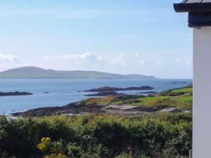une vue sur l'océan depuis une maison dans l'établissement Holiday Home Old Barn Cottage Heir Island by Interhome, à Kilmoon 4 autres photos