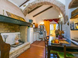 Kuchyň nebo kuchyňský kout v ubytování Apartment Focolare by Interhome