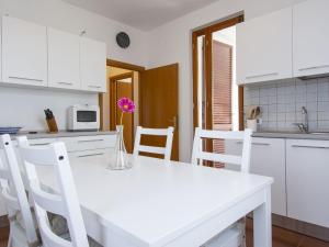 Kuchyň nebo kuchyňský kout v ubytování Apartment Anna-1 by Interhome