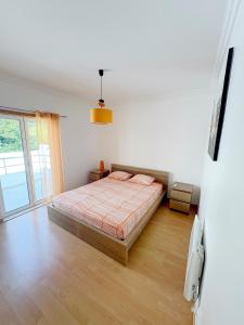 un dormitorio con una cama en una habitación en Os Dias Felizes, en Tavira 19 fotos más