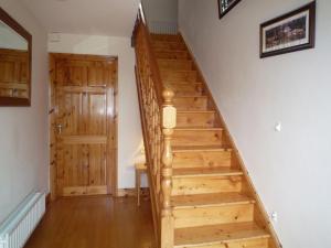 - un escalier en bois dans une maison avec une porte en bois dans l'établissement Holiday Home Boherbue - TR1 Holiday Home by Interhome, à Boherboy