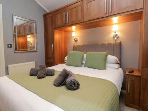 una camera da letto con due letti con asciugamani sopra di 32 Grasmere a Troutbeck Bridge