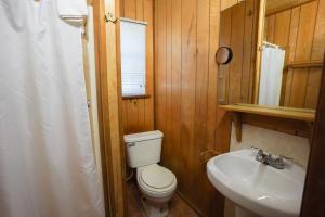 コンカンにあるCypress Villa 5のトイレと洗面台付きのバスルーム