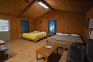 コンカンにあるCypress Villa 5のベッド2台とテーブルが置かれた寝室