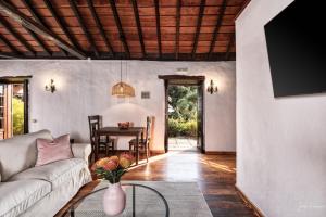 ein Wohnzimmer mit Sofa und Tisch in der Unterkunft Finca El Ingeniero by Huskalia in San Pedro