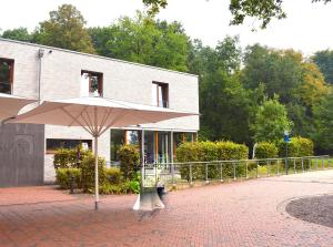 een grote paraplu voor een gebouw bij Wilhelm Kliewer Haus in Mönchengladbach