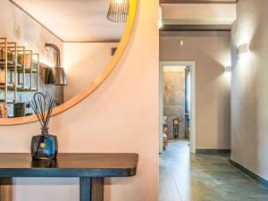 een eetkamer met een tafel en een gebogen muur bij Apartment Michelle by Interhome in San Romano