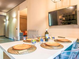 een tafel met borden en een fles wijn erop bij Apartment Michelle by Interhome in San Romano +11 foto's