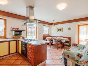 Kuchyň nebo kuchyňský kout v ubytování Apartment Ardoney-2 by Interhome