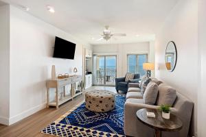 una sala de estar con un sofá y una mesa en WS5127: 5127 Windswept, en Kiawah Island