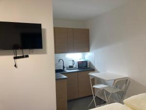 - une petite cuisine avec une petite table et un four micro-ondes dans l'établissement Sport apartmán 2117, à Lipno nad Vltavou 21 autres photos