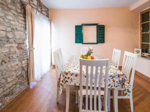 ein Esszimmer mit einem weißen Tisch und Stühlen in der Unterkunft Holiday Home Aleksa by Interhome in Šibenik + 25 Fotos