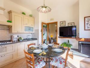 une cuisine avec une table et des chaises dans une cuisine dans l'établissement Holiday Home Marinella by Interhome, à Tonfano